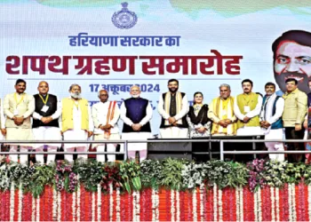 प्रधानमंत्री नरेंद्र मोदी, हरियाणा के राज्यपाल बंडारू दत्तात्रेय और अन्य लोग गुरुवार को पंचकुला में हरियाणा के मनोनीत सीएम नायब सिंह सैनी और नई हरियाणा सरकार के शपथ ग्रहण समारोह में उपस्थित थे