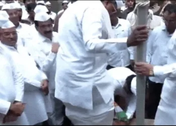 Karnataka congress worker taking off Siddharmaiah Shoe