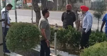 घटनास्थल पर जांच करते पुलिस अधिकारी