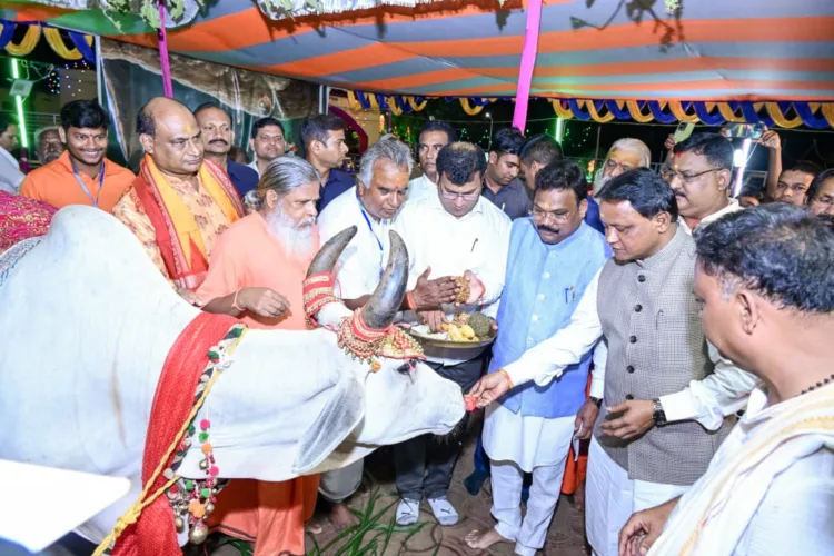 गो नवद्रात्री महोत्सव में शामिल हुए मुख्यमंत्री मोहन चरण माझी गौ सेवा करते हुए