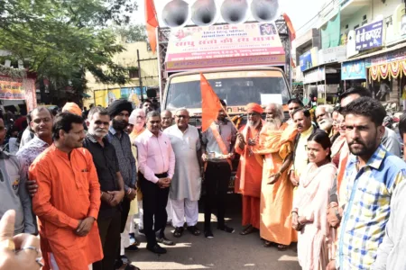 भगवा ध्वज दिखाकर समरसता यात्रा का शुभारंभ करते साधु—संत और श्री बजरंग लाल बागड़ा