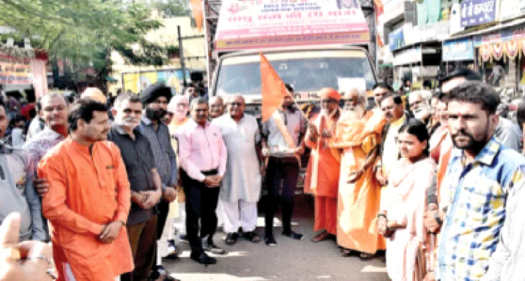 समरसता यात्रा का शुभारंभ करते विहिप के केंद्रीय महामंत्री बजरंग लाल बागड़ा और अन्य अतिथि