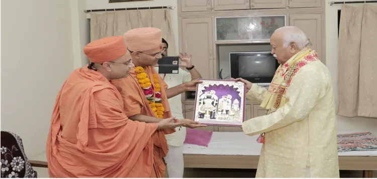 श्री मोहनराव भागवत को स्वामिनारायण भगवान का चित्र भेंट करते स्वामी वल्लभदास जी महाराज और स्वामी शुकदेव जी महाराज