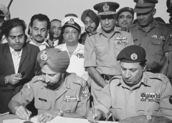 16 दिसंबर 1971 को भारतीय सेना के समक्ष आत्मसमर्पण करते पाकिस्तानी सेना के जनरल