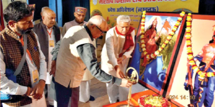 दीप प्रज्ज्वलित कर अधिवेशन का उद्घाटन करते श्री रामलाल और अन्य अतिथि