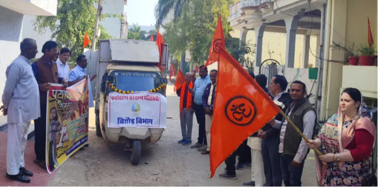 भगवा ध्वज दिखाकर टैम्पो को रवाना करते कार्यकर्ता