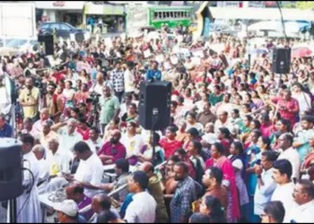 Kerala Mumabam people protesting against waqf board