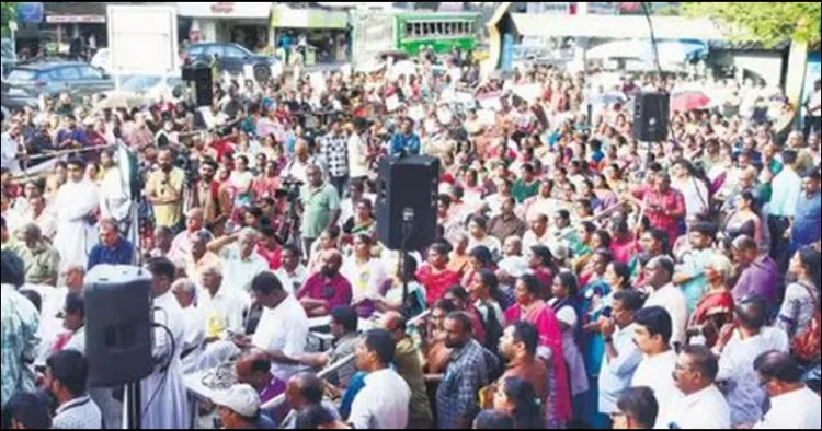 Kerala Mumabam people protesting against waqf board