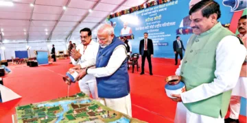 नदी जोड़ो परियोजना का शिलान्यास करते प्रधानमंत्री नरेंद्र मोदी और मध्य प्रदेश के मुख्यमंत्री मोहन यादव