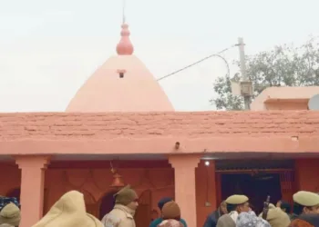 भगवा रंग से रंगा संभल का  शिव मंदिर