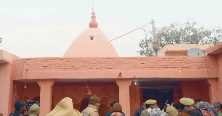 भगवा रंग से रंगा संभल का  शिव मंदिर