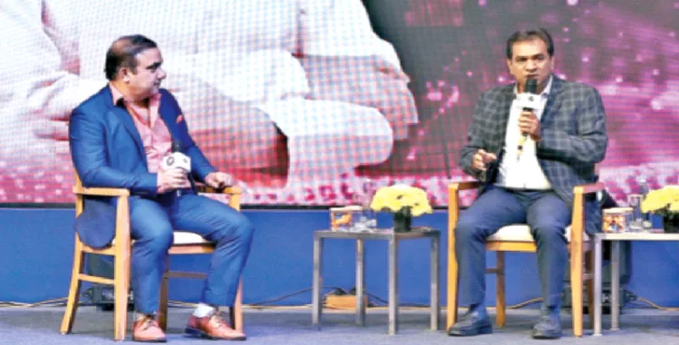 प्रकाश वरमोरा से बातचीत करते हुए अनुराग पुनेठा