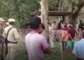 मंदिर परिसर में गोमांस के टुकड़े फेंके जाने की घटना के बाद मौके पर जमा ग्रामीण