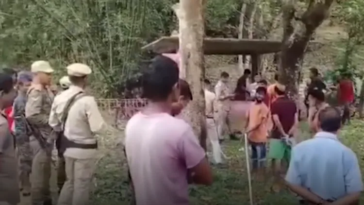 मंदिर परिसर में गोमांस के टुकड़े फेंके जाने की घटना के बाद मौके पर जमा ग्रामीण