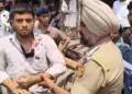 ईसाईयों की गुण्डागर्दी का शिकार हुआ युवक पुलिस को अपनी व्यवथा सुनाते हुए