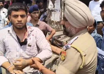 ईसाईयों की गुण्डागर्दी का शिकार हुआ युवक पुलिस को अपनी व्यवथा सुनाते हुए
