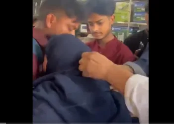 मुस्लिम युवती से कट्टरपंथी मुस्लिमों ने की बदसुलूकी