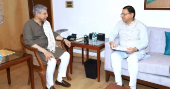 रेल मंत्री अश्विनी वैष्णव से मुलाकात करते सीएम पुष्कर सिंह धामी।