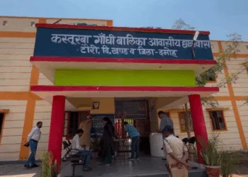 बाल आयोग की टीम ने छात्रावास में मारा छापा
