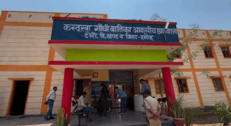 बाल आयोग की टीम ने छात्रावास में मारा छापा