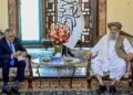 अफगानिस्तान के कार्यवाहक प्रधानमंत्री मुल्ला मुहम्मद हसन अखुंद के साथ सिर झुकाए बैठे इशाक डार