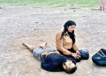 नाैसेना अधिकारी विनय नरवाल के शव के पास शोकाकुल पत्नी हिमांशी