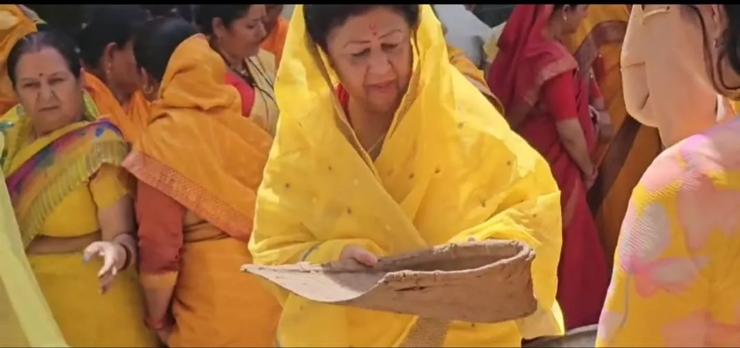 उत्तराखंड : सुहागिनों ने भगवान बद्रीविशाल के अभिषेक के लिए पिरोया तेल