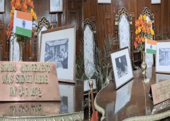 टेबल से हटाया गया पाकिस्तान का झंडा