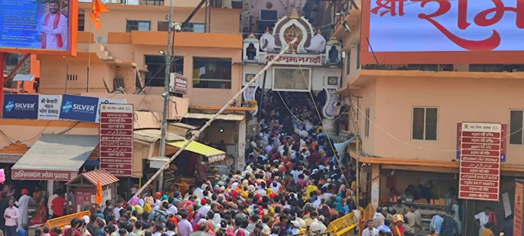 अयोध्या में आस्था से सराबोर भक्त