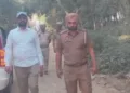 विस्फोट के बाद घटनास्थल की जांच करते पुलिसकर्मी