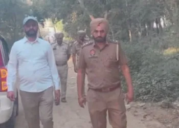 विस्फोट के बाद घटनास्थल की जांच करते पुलिसकर्मी