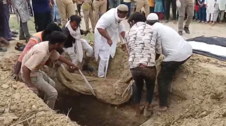 कब्र से निकाली गई लाश