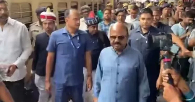 दंगा पीड़ितों के हाल जानने पहुंचे राज्यपाल