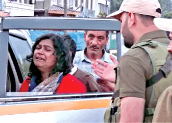 आतंकी हमले में मारे गए लोगों  को श्रद्धांजलि देते और प्रकोष्ठ में एक पीड़ित परिवार को ढांढस बंधाते गृहमंत्री अमित शाह।