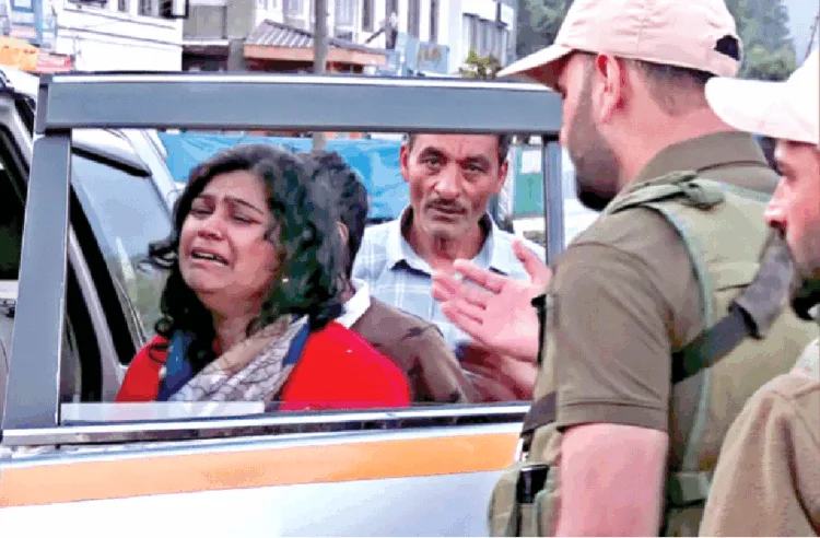 आतंकी हमले में मारे गए लोगों  को श्रद्धांजलि देते और प्रकोष्ठ में एक पीड़ित परिवार को ढांढस बंधाते गृहमंत्री अमित शाह।