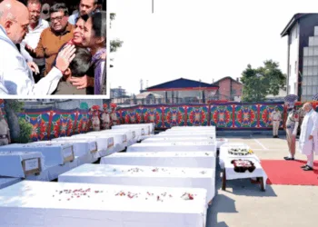 आतंकी हमले में मारे गए लोगों  को श्रद्धांजलि देते और प्रकोष्ठ में एक पीड़ित परिवार को ढांढस बंधाते गृहमंत्री अमित शाह।