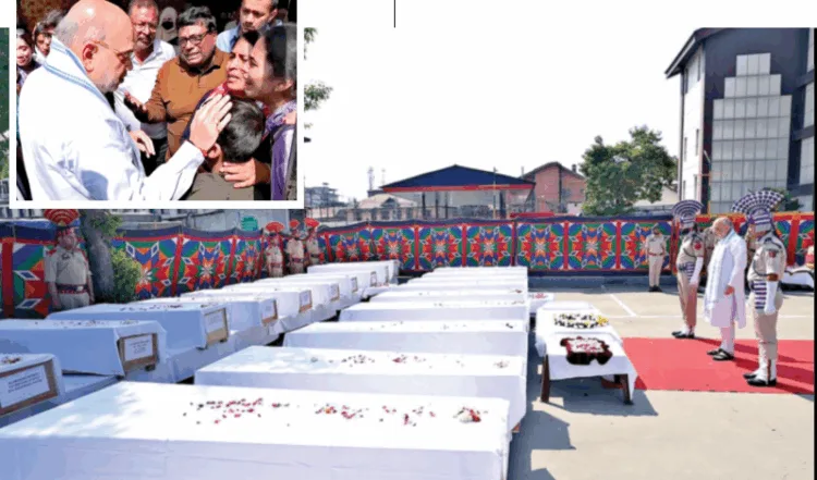 आतंकी हमले में मारे गए लोगों  को श्रद्धांजलि देते और प्रकोष्ठ में एक पीड़ित परिवार को ढांढस बंधाते गृहमंत्री अमित शाह।