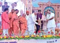 दीप प्रज्ज्वलित कर कार्यक्रम का उद्घाटन करते आचार्य देवव्रत। साथ में हैं बाएं से हितेश शंकर, बृजबिहारी गुप्ता और मुकेश भाई  मलकान