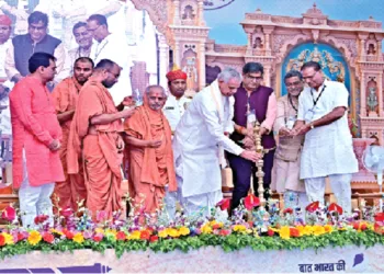 दीप प्रज्ज्वलित कर कार्यक्रम का उद्घाटन करते आचार्य देवव्रत। साथ में हैं बाएं से हितेश शंकर, बृजबिहारी गुप्ता और मुकेश भाई  मलकान