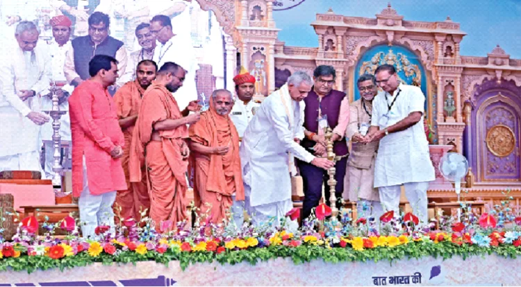 दीप प्रज्ज्वलित कर कार्यक्रम का उद्घाटन करते आचार्य देवव्रत। साथ में हैं बाएं से हितेश शंकर, बृजबिहारी गुप्ता और मुकेश भाई  मलकान
