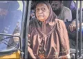 Pakistani civilion aproaching vagha atari border to leave india
