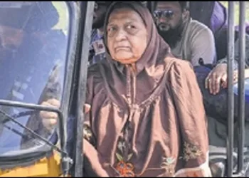 Pakistani civilion aproaching vagha atari border to leave india