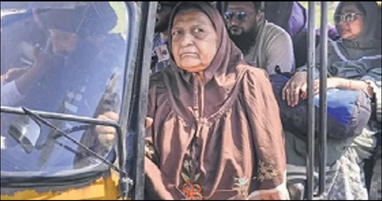 Pakistani civilion aproaching vagha atari border to leave india