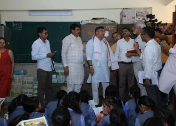 स्कूल का निरीक्षण करते मंत्री प्रवेश साहिब सिंह वर्मा
