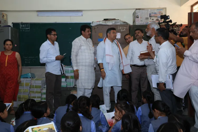 स्कूल का निरीक्षण करते मंत्री प्रवेश साहिब सिंह वर्मा