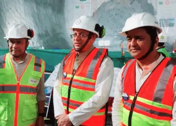 रेल सुरंग के ब्रेकथ्रू के दौरान  रेल मंत्री अश्विनी वैष्णव और मुख्यमंत्री पुष्कर सिंह धामी।