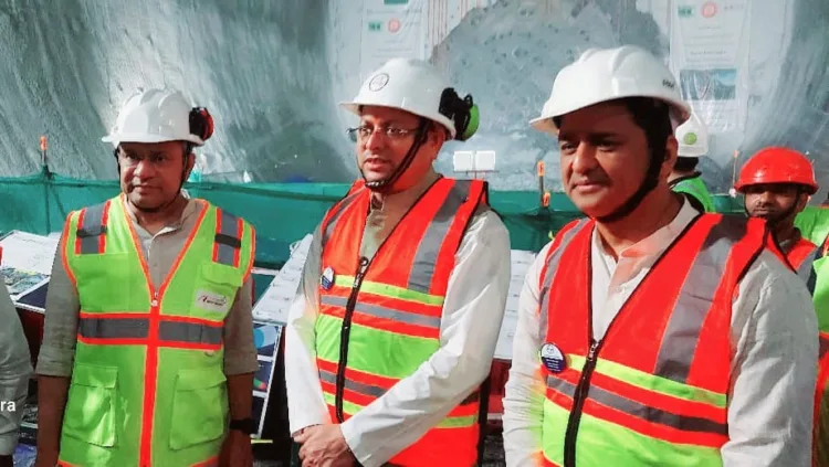 रेल सुरंग के ब्रेकथ्रू के दौरान  रेल मंत्री अश्विनी वैष्णव और मुख्यमंत्री पुष्कर सिंह धामी।