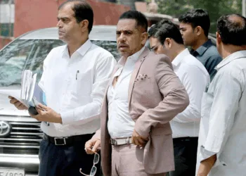 ईडी कार्यालय में पूछताछ के लिए जाते रॉबर्ट वाड्रा