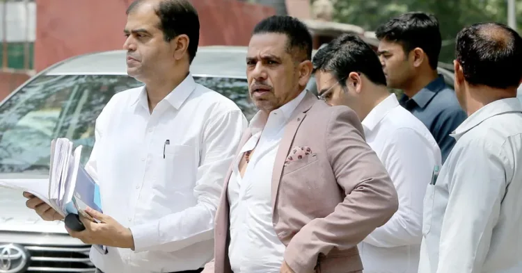 ईडी कार्यालय में पूछताछ के लिए जाते रॉबर्ट वाड्रा (फाइल फोटो)