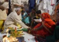 बिटिया के पांव पखारते सरसंघचालक श्री मोहन भागवत जी।